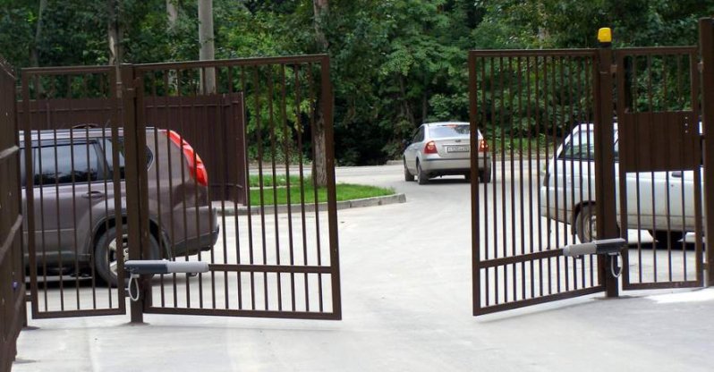 Распашные ворота из профильной трубы